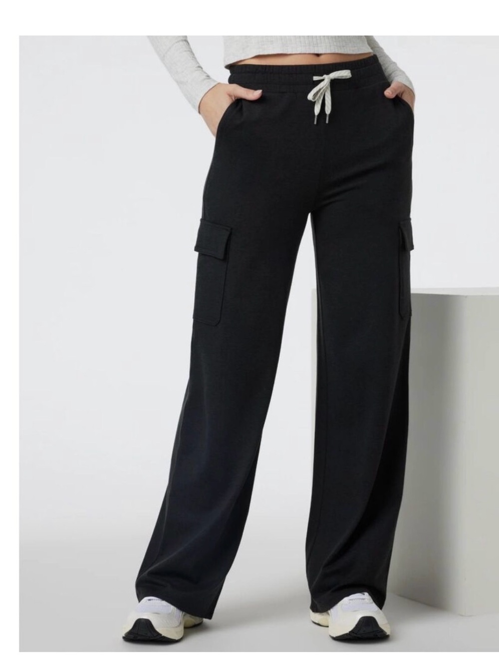 Vuori Women Halo Essential Cargo Wideleg Black